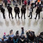 La Audiencia de Barcelona confirma procesar a 46 policías por las cargas del 1-O