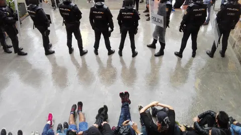 La Audiencia de Barcelona confirma procesar a 46 policías por las cargas del 1-O