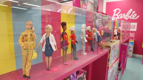 EEUU.- Mattel, la fabricante de las muñecas Barbie, gana 199,5 millones de euros en 2023, un 45,6% menos