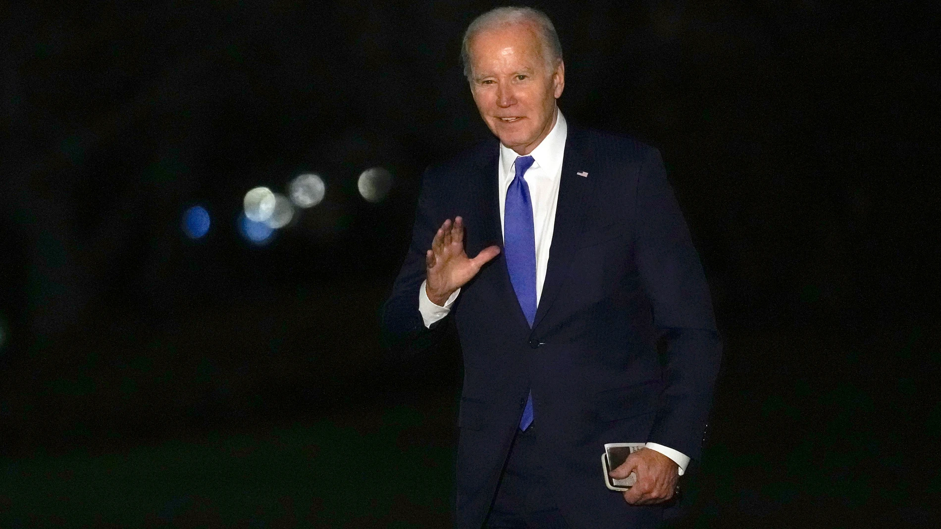 President Joe Biden waves as he walks across the South Lawn of the White House in Washington, Wednesday, Feb. 7, 2024, after returning from New York where he attended three fundraisers. (AP Photo/Susan Walsh)