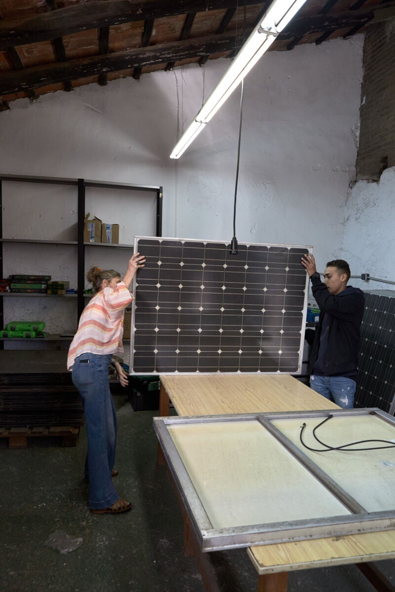 Alumnos del curso “Instalación y mantenimiento de placas fotovoltaicas” durante su formación