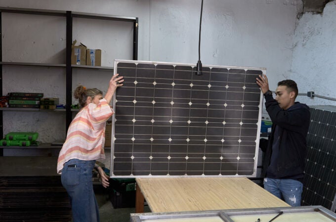 Alumnos del curso “Instalación y mantenimiento de placas fotovoltaicas” durante su formación