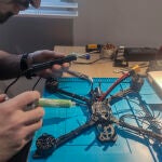 Drones suicidas ensambladas en casa para los soldados ucranianos en el frente