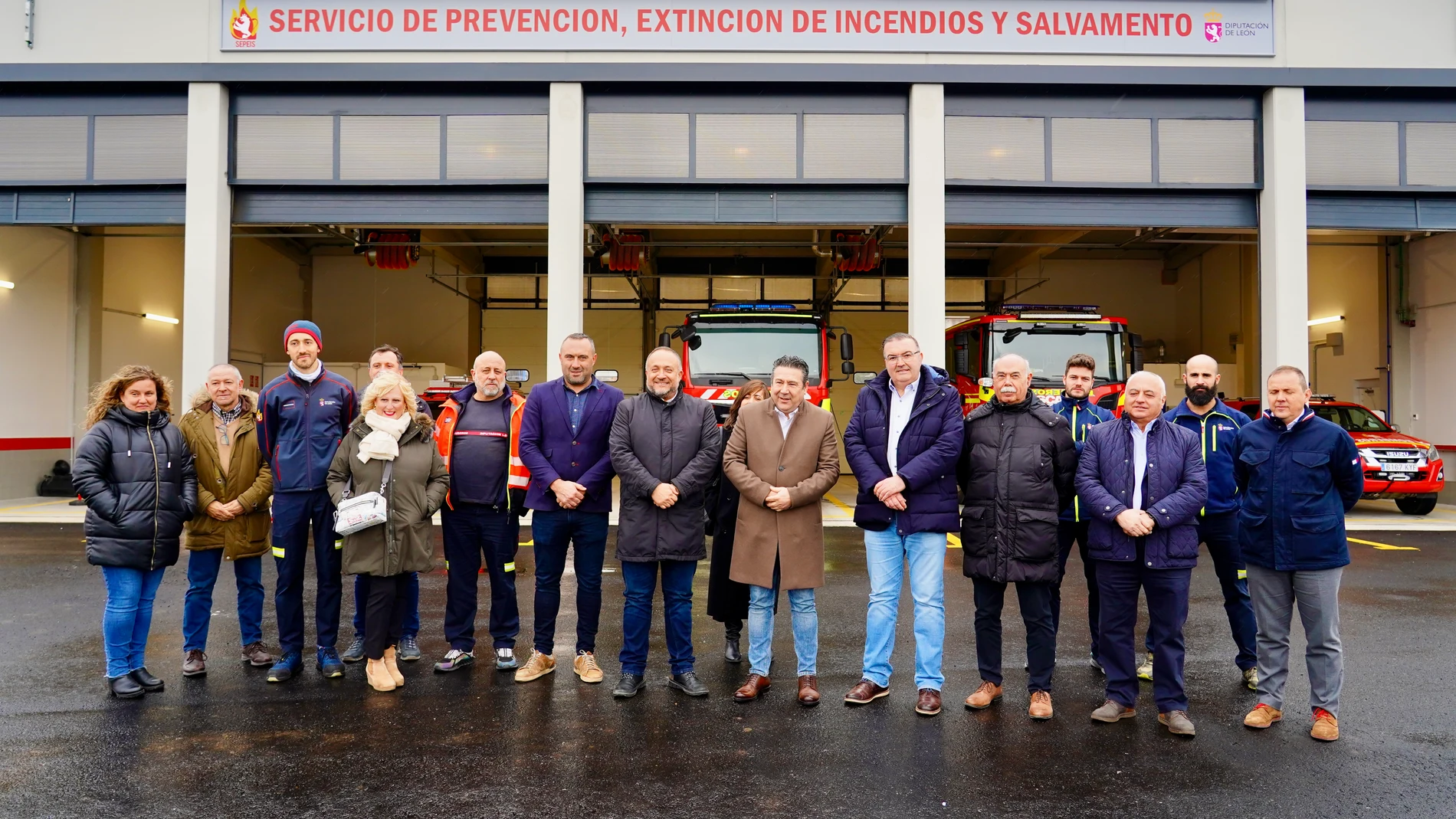 Gerardo Álvarez visita el parque de bomberos de Cistierna