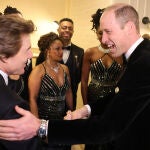 El Príncipe William saluda a Tom Cruise en una gala benéfica