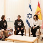 Ayuso recibe a una ciudadana israelí, secuestrada durante dos meses por Hamás, y a familiares de rehenes