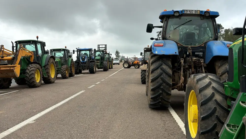 Agricultura.- La tercera jornada de protestas de los agricultores comienza con ocho carreteras cortadas en Extremadura
