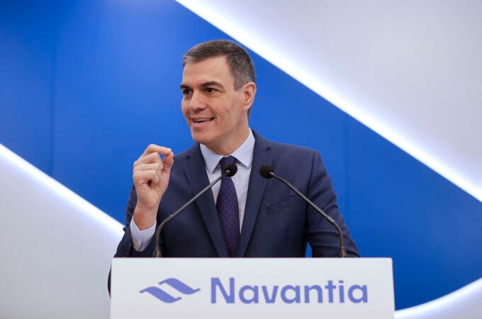 El presidente del Gobierno, Pedro Sánchez da un discurso durante su visita este miércoles al astillero de Navantia en Ferrol. 