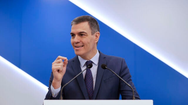 El presidente del Gobierno, Pedro Sánchez da un discurso durante su visita este miércoles al astillero de Navantia en Ferrol. 