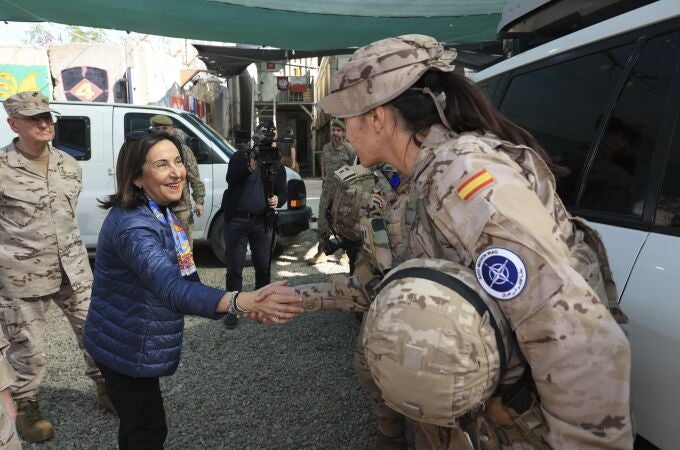 La ministra de Defensa de España Margarita Robles ha recorrido varias dependencias de las instalaciones militares DE la base de Al Asad tras reunirse con el jefe de la Operación Inherent Resolve (OIR), el Major General Joel Wowel.