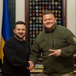 El presidente de Ucrania, Volodimir Zelenski, con el hasta ahora comandante en jefe de las Fuerzas Armadas, Valeri Zaluzhni