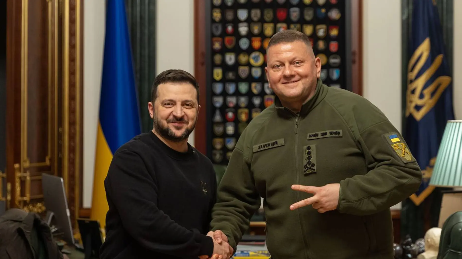 El presidente de Ucrania, Volodimir Zelenski, con el hasta ahora comandante en jefe de las Fuerzas Armadas, Valeri Zaluzhni