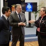 Carlos Pollán conversa con Jorge Lallana en presencia de Juan Zapatero