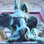 Escultura del Arcángel Miguel luchando contra Satanás en la Iglesia de San Miguel en Hamburgo, Alemania