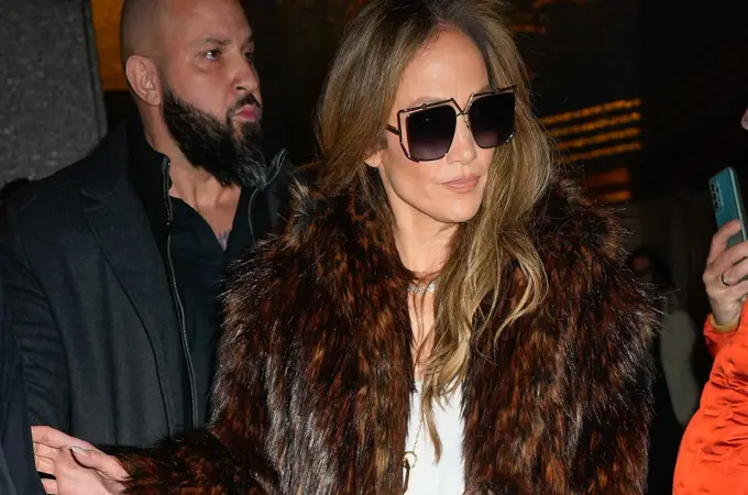 Jennifer Lopez es la reina de la tendencia 'Mob Wife' con este abrigo de pelo