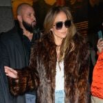 Jennifer López con abrigo ‘Mob wife’ y bolso Fendi