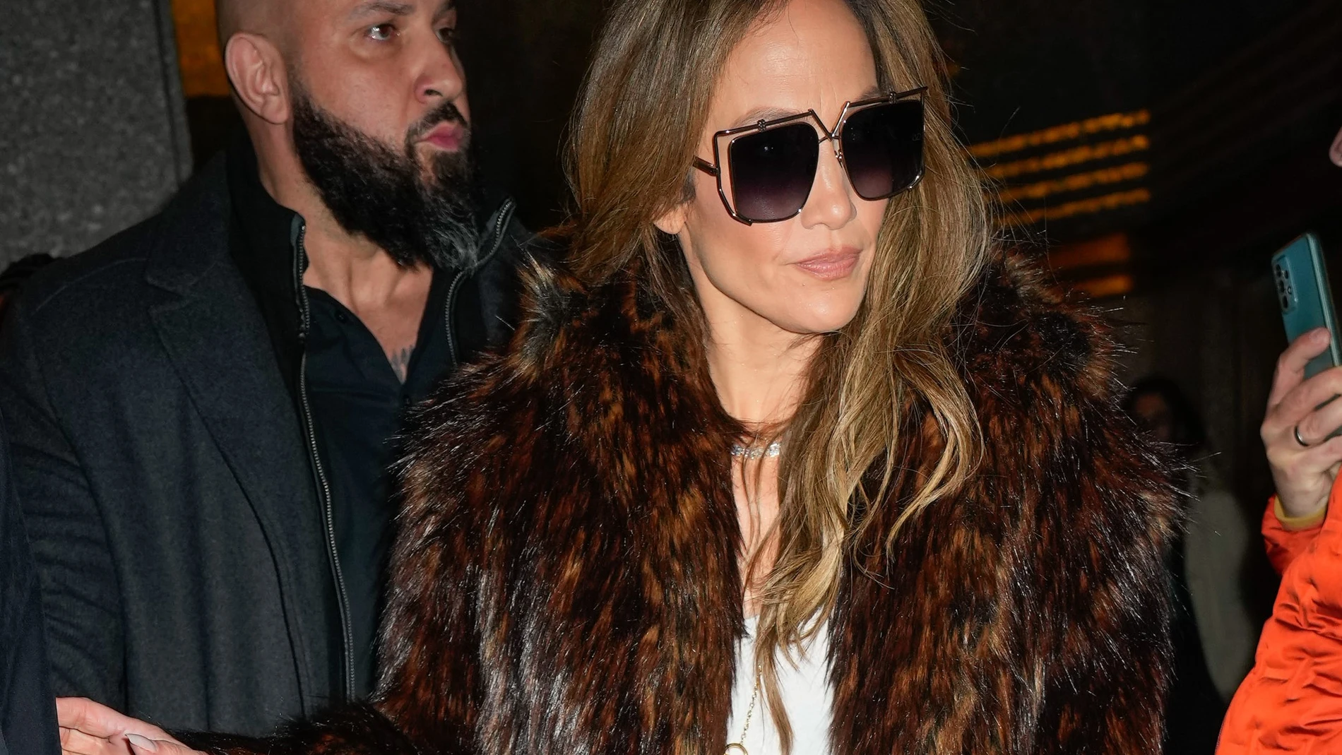 Jennifer López con abrigo ‘Mob wife’ y bolso Fendi