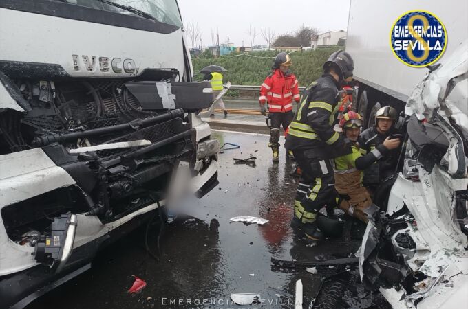 Milagro en la carretera: rescatado el conductor de un turismo aplastado entre dos camiones en Sevilla