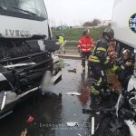 Milagro en la carretera: rescatado el conductor de un turismo aplastado entre dos camiones en Sevilla