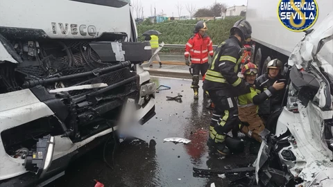 Milagro en la carretera: rescatado el conductor de un turismo aplastado entre dos camiones en Sevilla