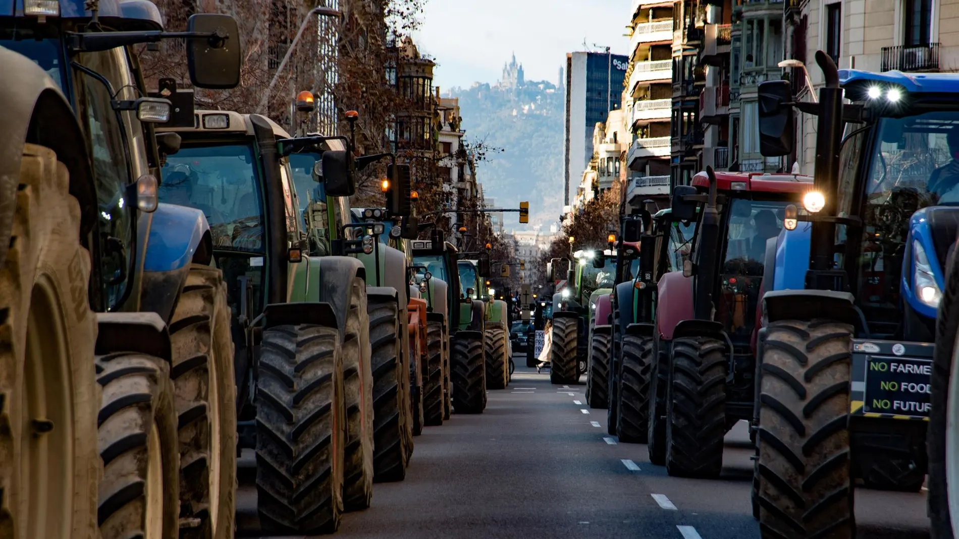 Economía.- Agricultores prevén bloquear La Jonquera, Mercabarna y el Port de Tarragona el martes