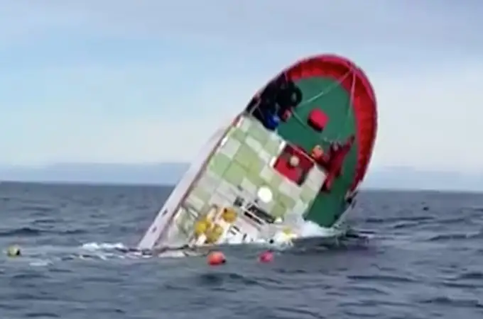 El pesquero María Reina Madre se ha hundido frente a Pasaia después de que sus 14 tripulantes hayan sido evacuados