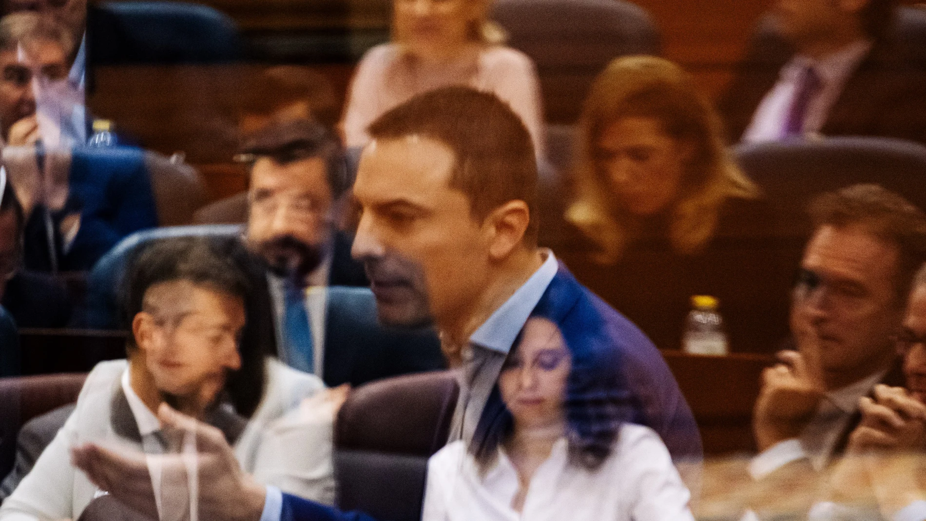 El portavoz del PSOE en la Asamblea de Madrid, Juan Lobato, interviene durante un pleno en la Asamblea de Madrid, frente a la presidenta de la Comunidad de Madrid, Isabel Díaz Ayuso.