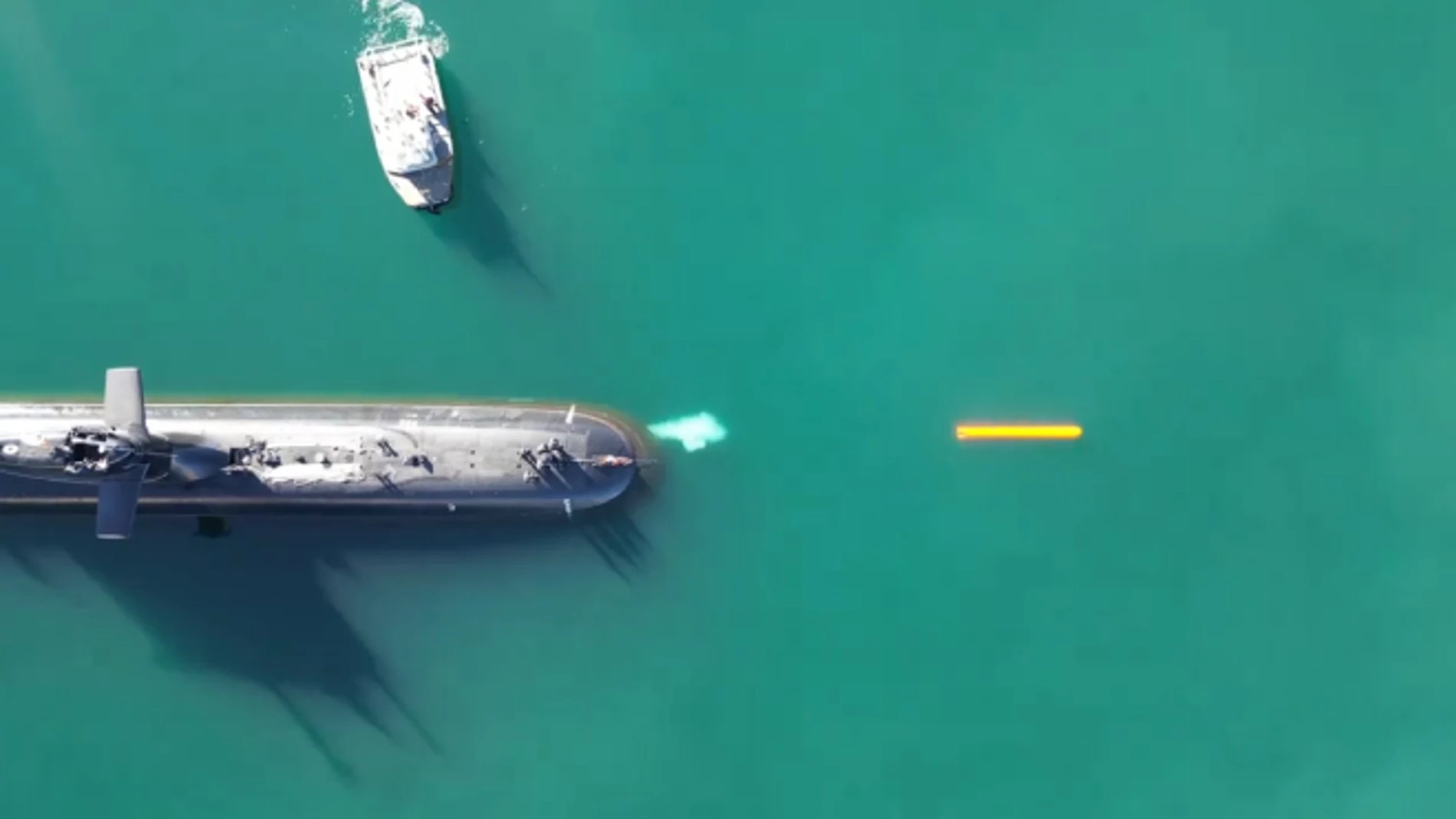El vídeo a vista de pájaro que muestra al submarino S-81 Isaac Peral testando el disparo de torpedos.