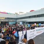 Imagen de una protesta contra el jefe de la UCI pediátrica de La Paz