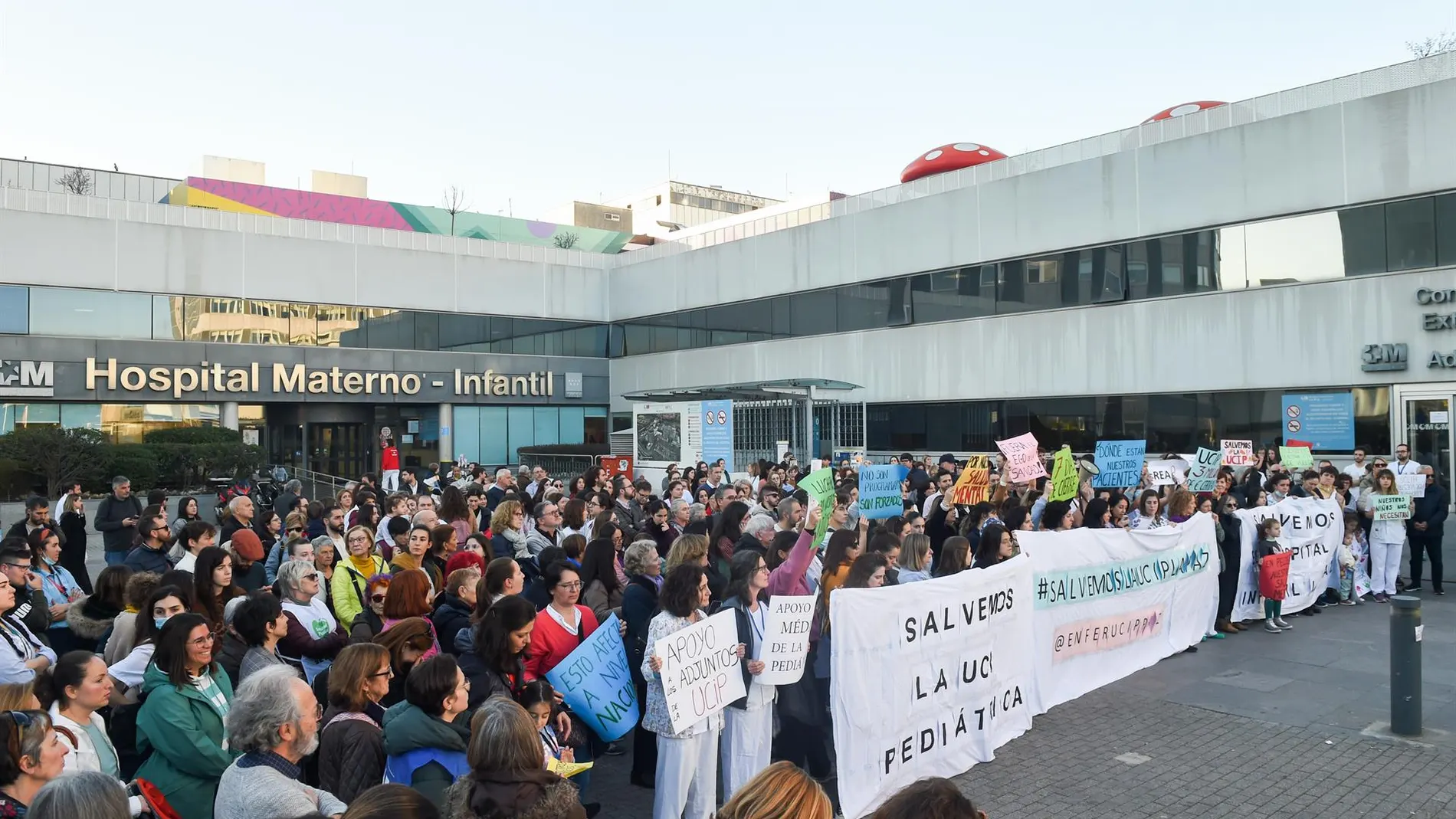 Imagen de una protesta contra el jefe de la UCI pediátrica de La Paz