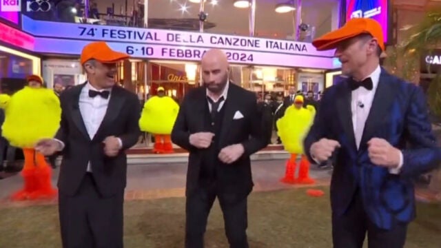 John Travolta bailando 'Los Pajaritos' junto a Fiorello y Amadeus