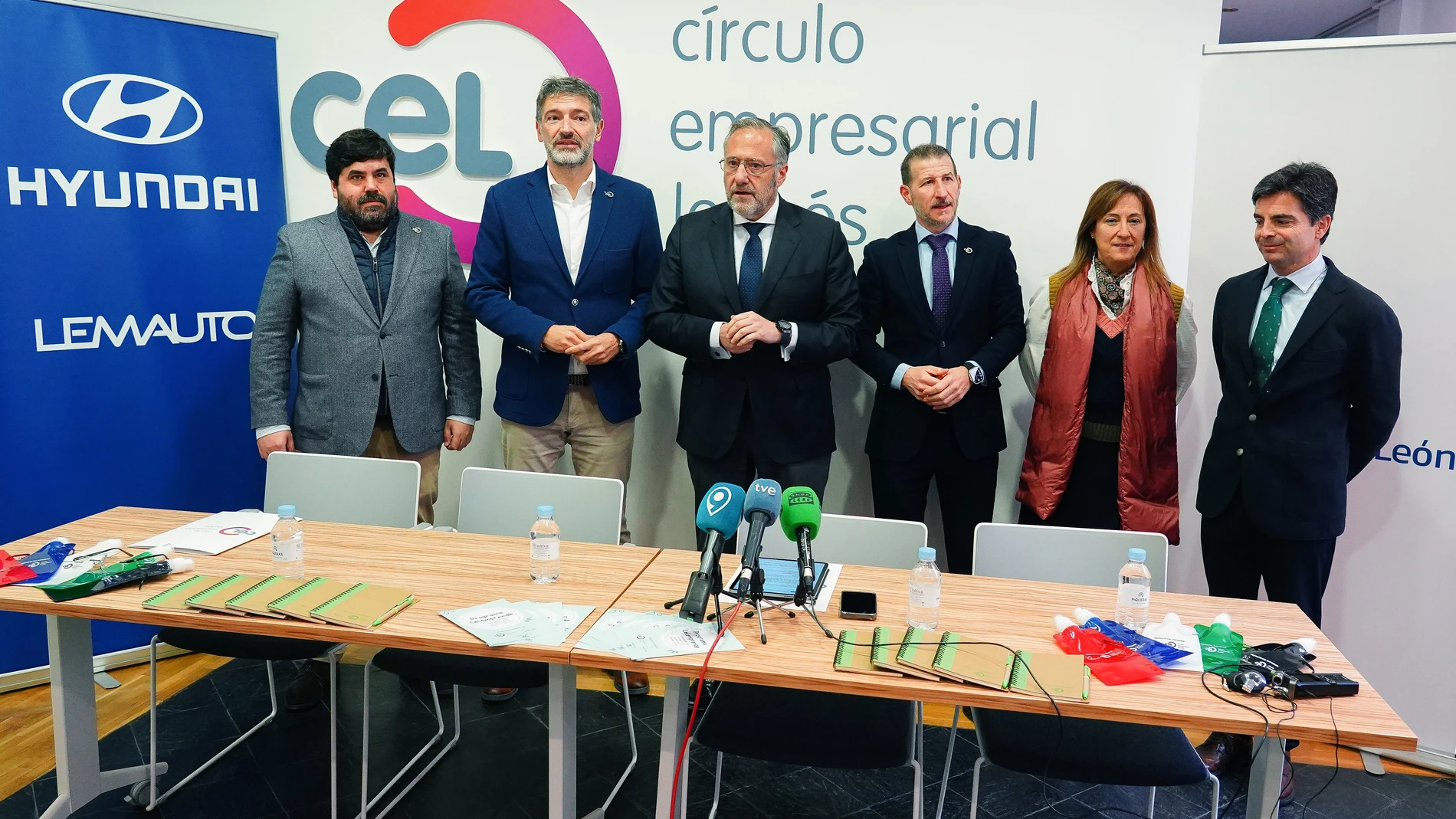 Carlos Pollán y Julio César Álvarez durante la presentación del certamen