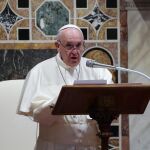 El Papa llama a "desmaculinizar" la Iglesia: "No hemos escuchado suficientemente la voz de las mujeres"