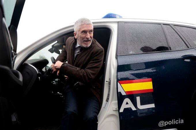 El ministro del Interior, Fernando Grande-Marlaska, sale de uno de los nuevos vehículos que ha presentado la Policía Nacional este viernes en Algeciras 