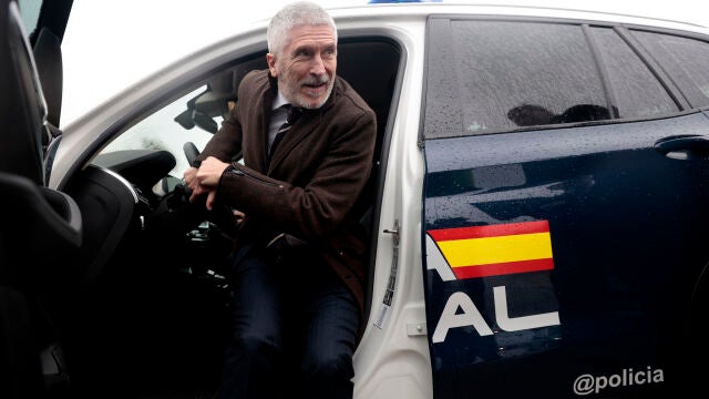  El ministro del Interior, Fernando Grande-Marlaska, sale de uno de los nuevos vehículos que ha presentado la Policía Nacional este viernes en Algeciras 