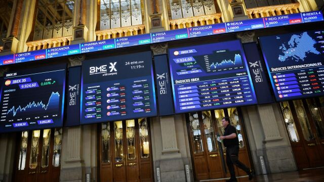 Economía/Bolsa.- El Ibex se mantiene casi sin cambios y sobre los 9.900 puntos en la media sesión