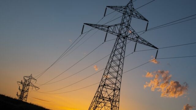 Torres de tensión y tendido eléctrico.
