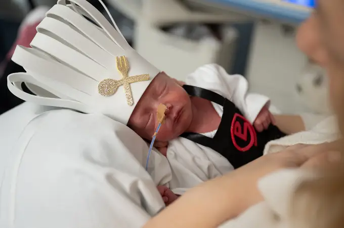 Los bebés neonatos de la UCI del Hospital Clínic se disfrazan de pequeños cocineros para celebrar el Carnaval 