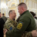 El jefe del Ejército ucraniano, Oleksandr Syrskyi, abraza a su antecesor