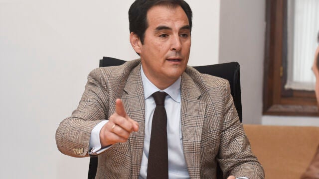 El consejero de Justicia, Administración Local y Función Pública, José Antonio Nieto, en el Parlamento andaluz