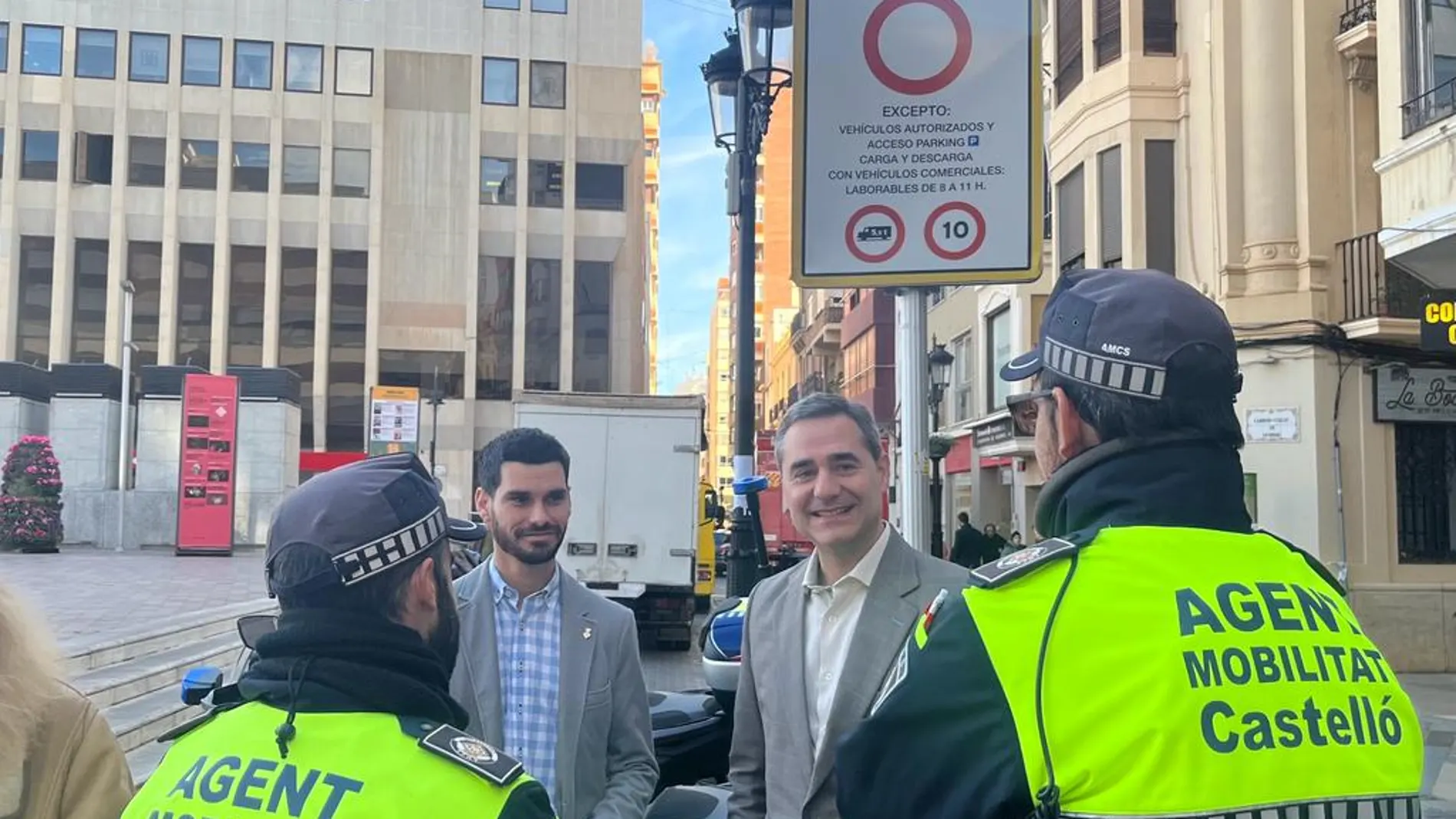 Cristian Ramírez (izq) conversa con dos agentes de Movilidad de Castellón