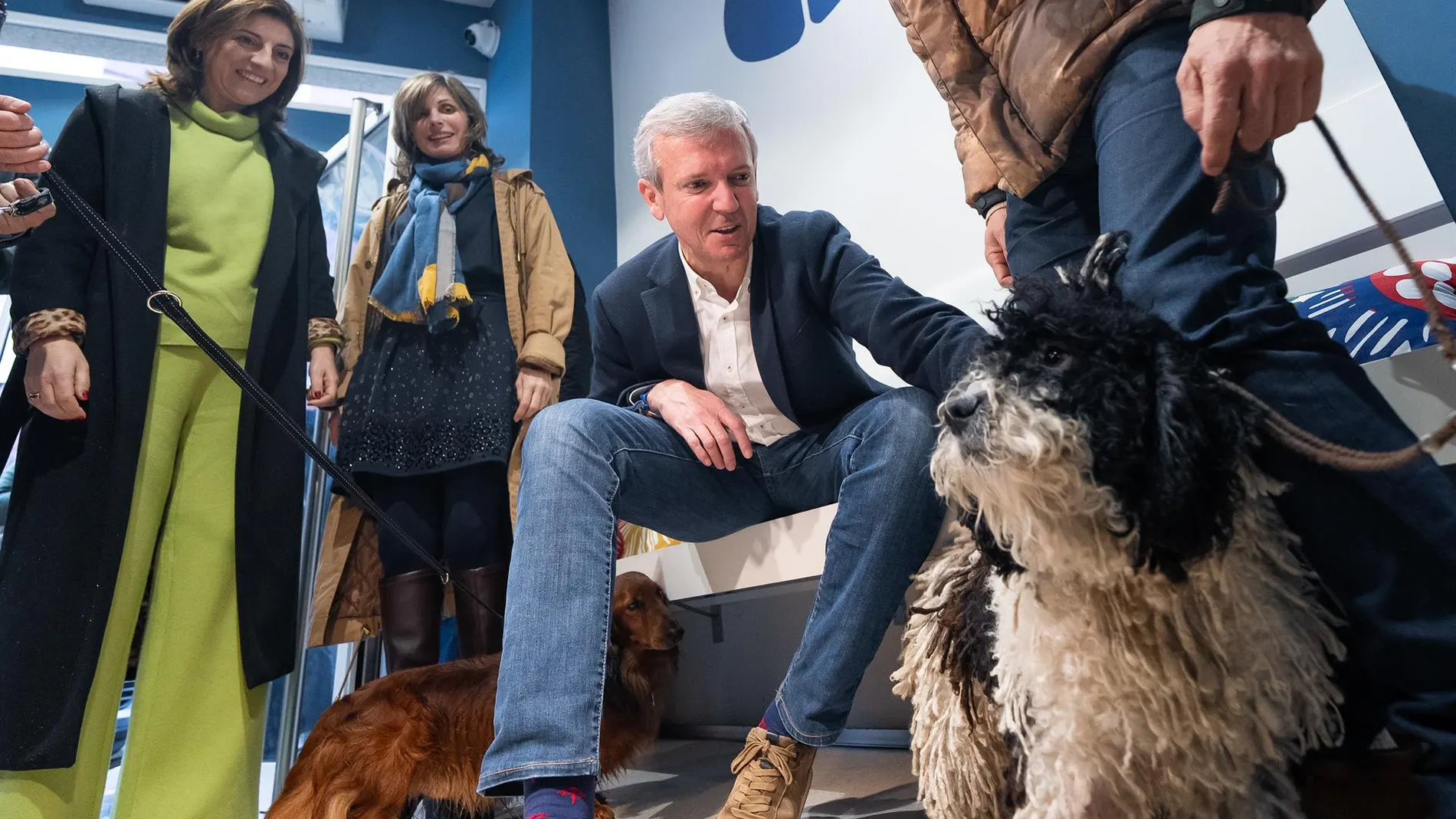 El candidato del PPdeG ha vistado hoy una clínica veterinaria en Ponteareas.