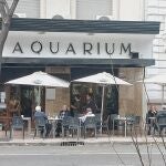 La emblemática cafetería Aquarium ha perdido los toldos que la cerraban y los ha sustituido por sombrillas