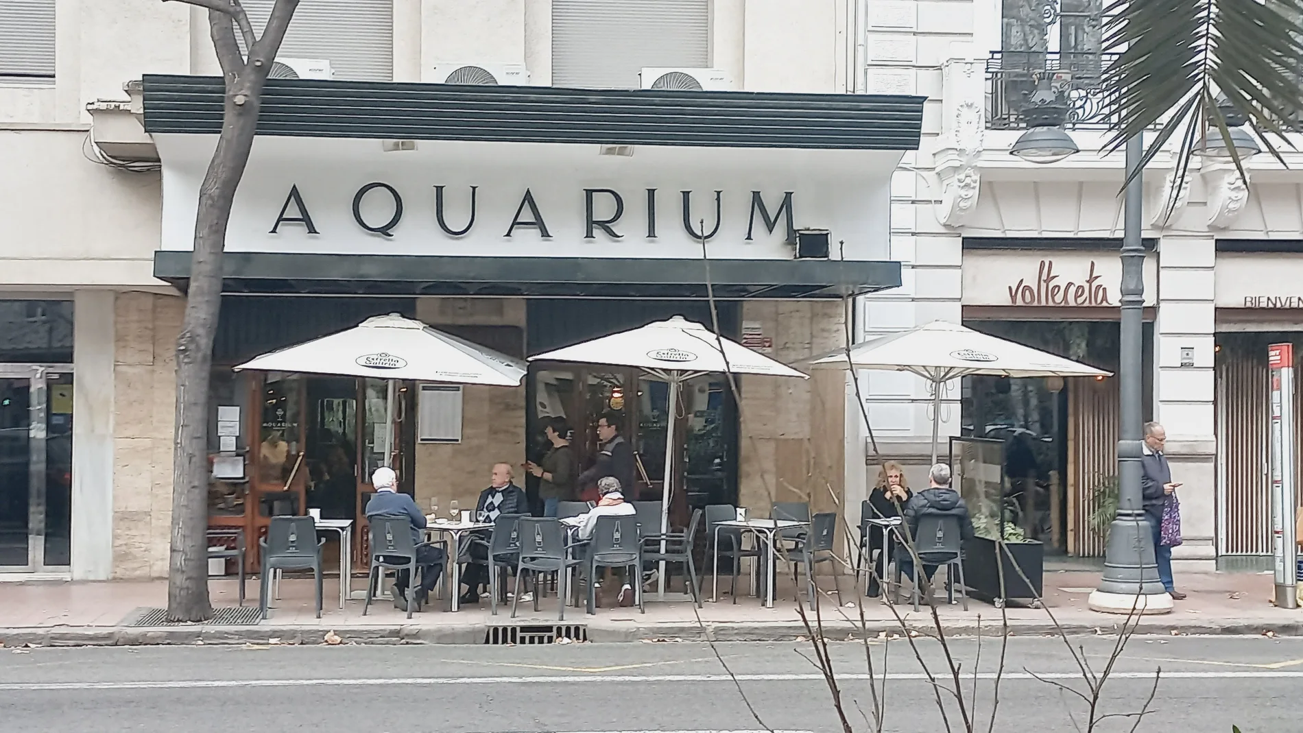 La emblemática cafetería Aquarium ha perdido los toldos que la cerraban y los ha sustituido por sombrillas