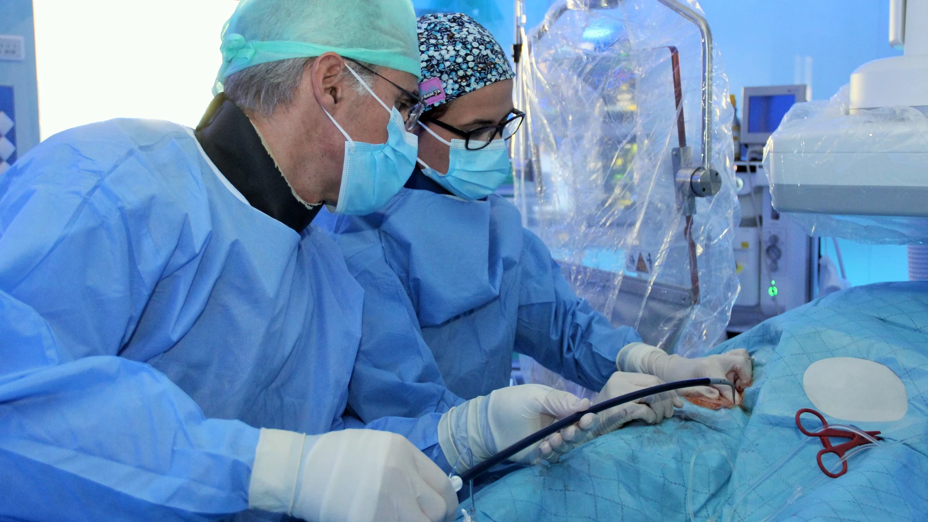 Cardiólogos del Hospital Clínico San Carlos implantan un marcapasos sin cables de última generación