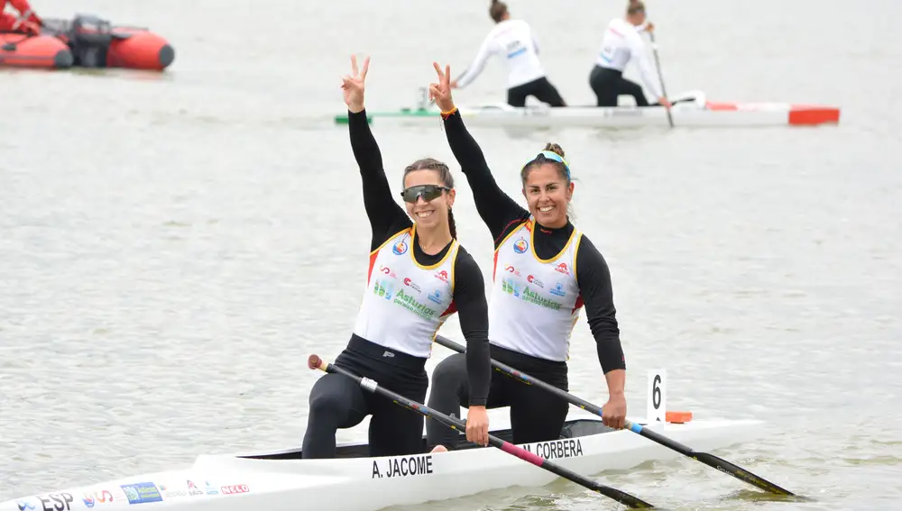 Antía Jácome y María Corbera celebran su plata en C2 500 en el Mundial de piragüismo