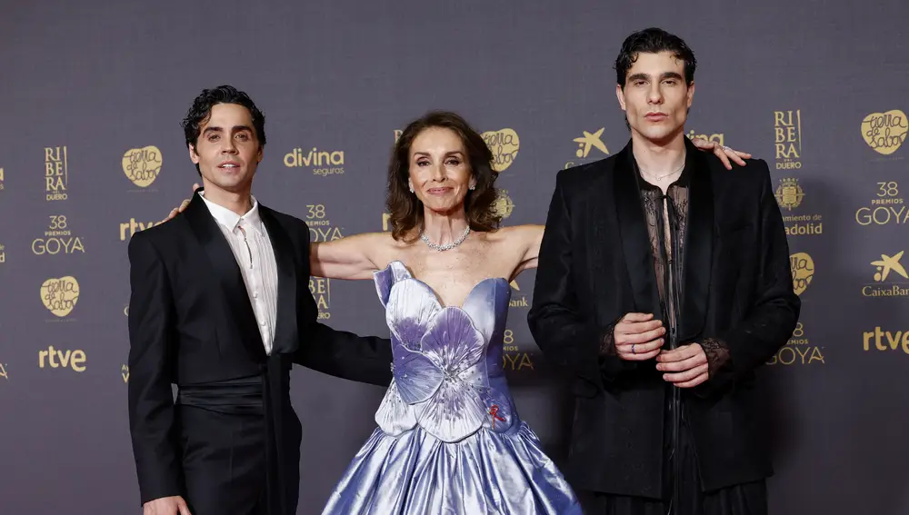 Los Javis con Ana Belén en los Premios Goya de 2024