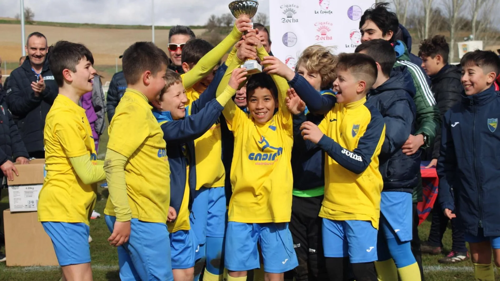 El CD Tudela levanta el trofeo de campeón de este primer torneo de fútbol alevín de Carnaval de Cigales