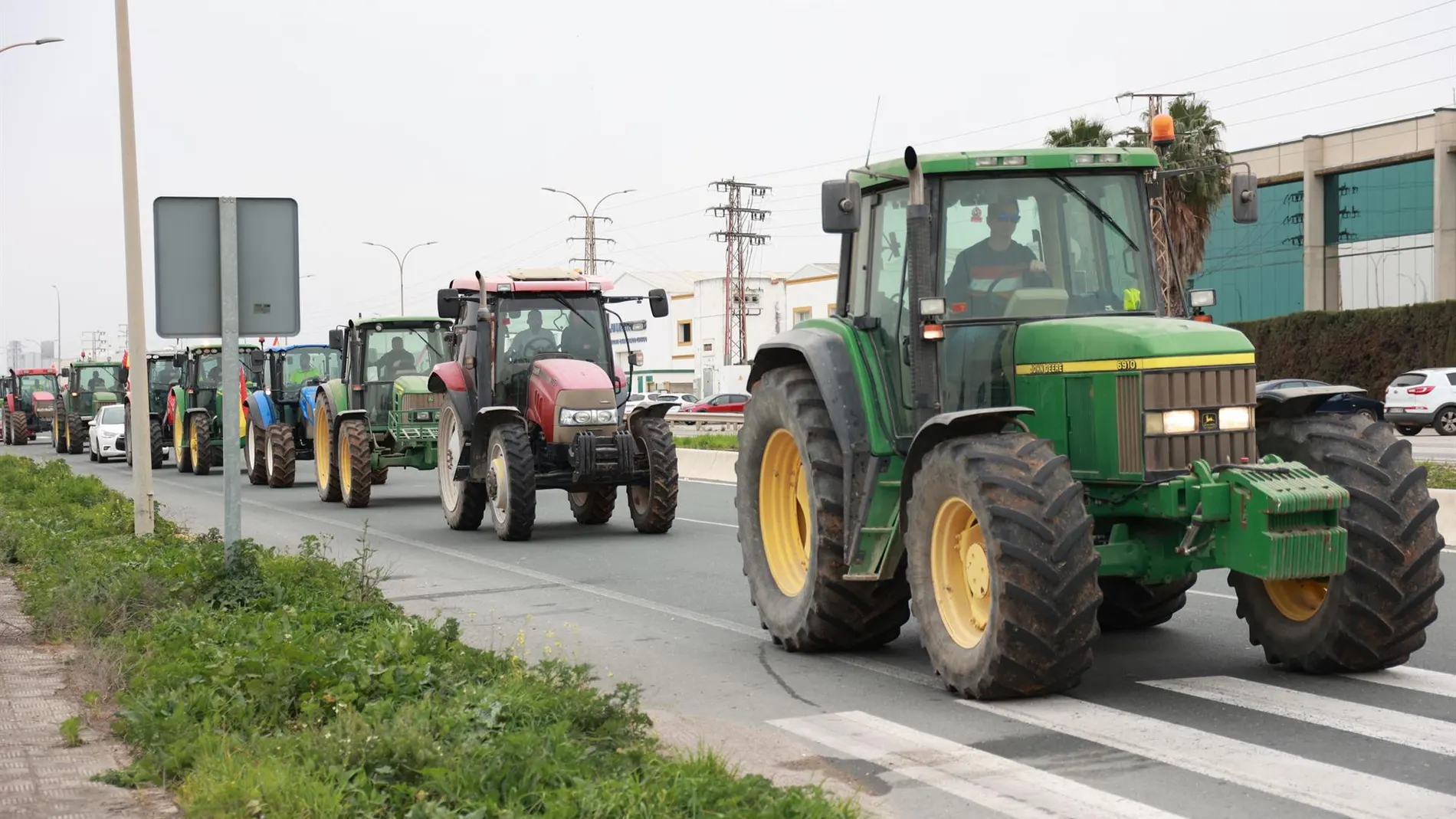 Cortada la A-451 en El Saucejo (Sevilla) por los agricultores y tractores en marcha hacia la AP-4 en Las Cabezas