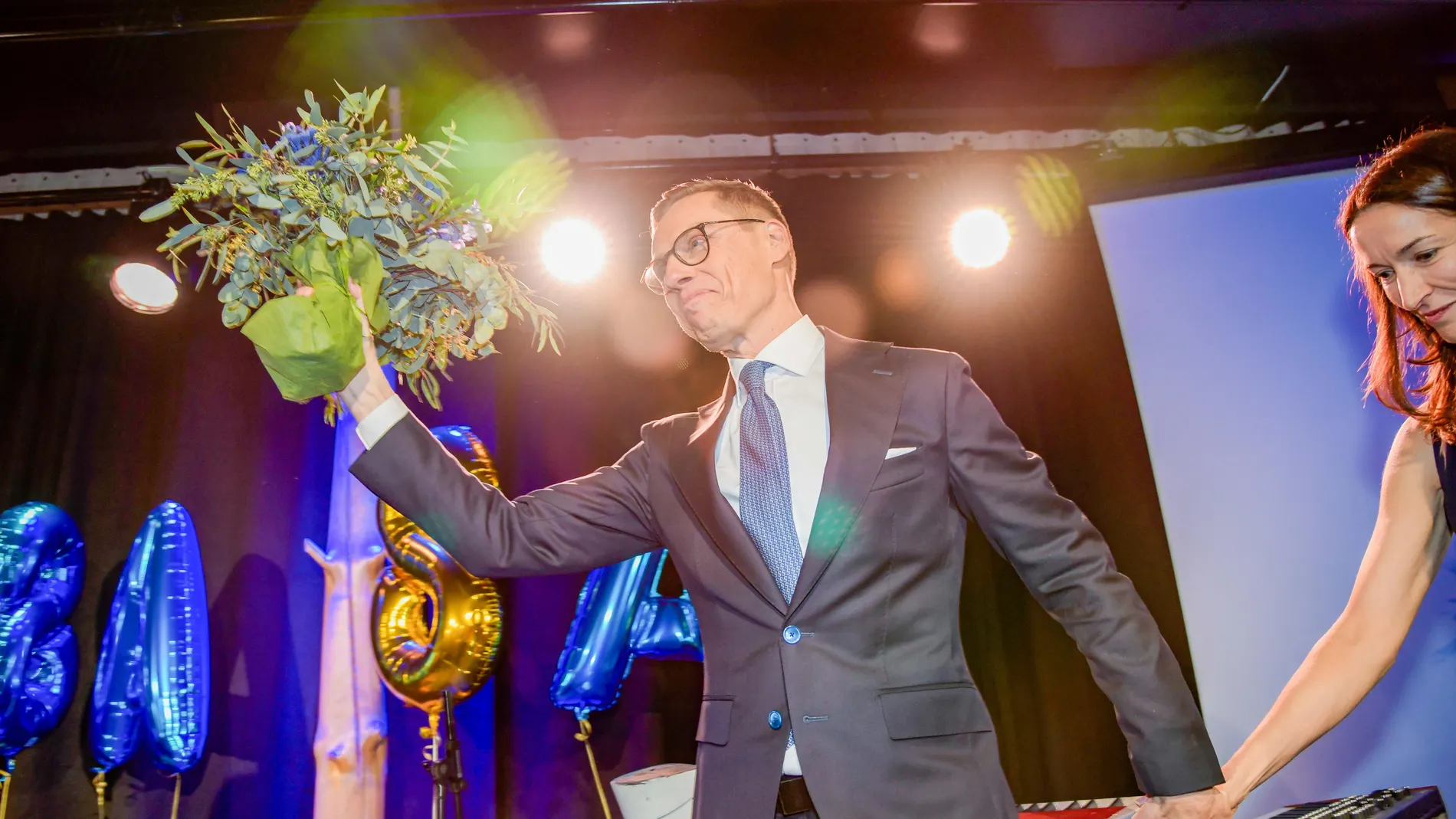 Helsinki (Finland), 11/02/2024.- Finland's Presidential candidate Alexander Stubb celebrates after winning the second round of the presidential election, in the Little Finlandia event center in Helsinki, Finland, 11 February 2024. Presidential candidate Alexander Stubb is set to become Finland's next president for a term starting on 01 March, afer winning the run-off vote against independent candidate Pekka Haavisto. (Finlandia) EFE/EPA/JARNO KUUSINEN